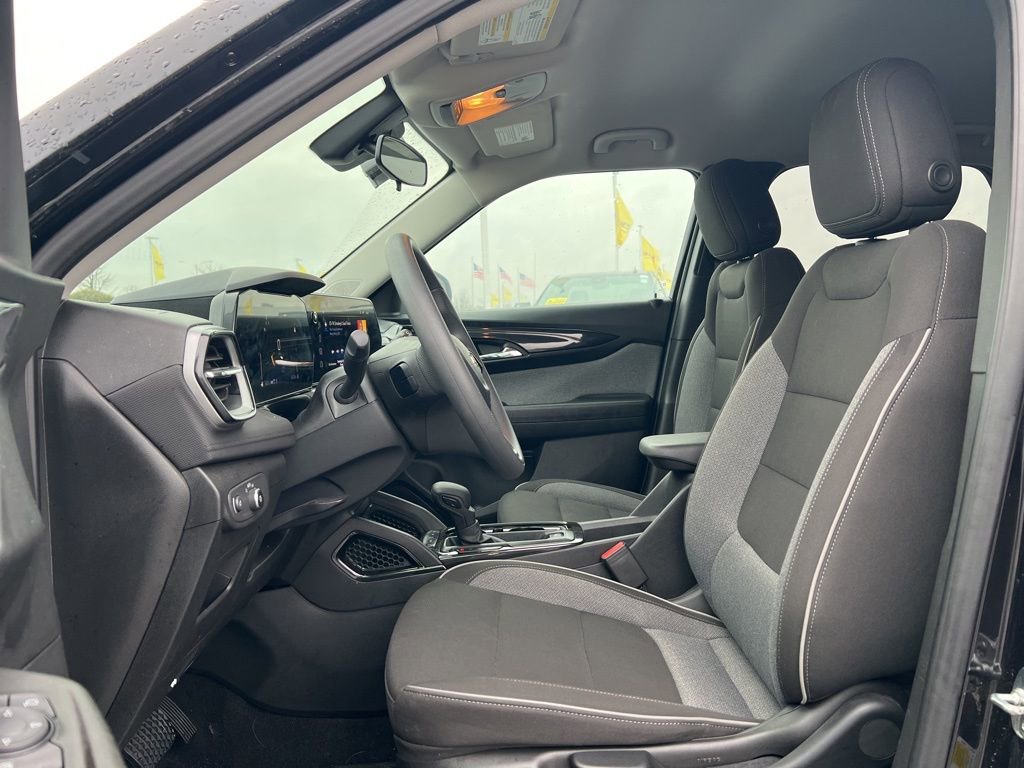 Used 2025 Chevrolet TrailBlazer LT w/ Driver Confidence Package image 11