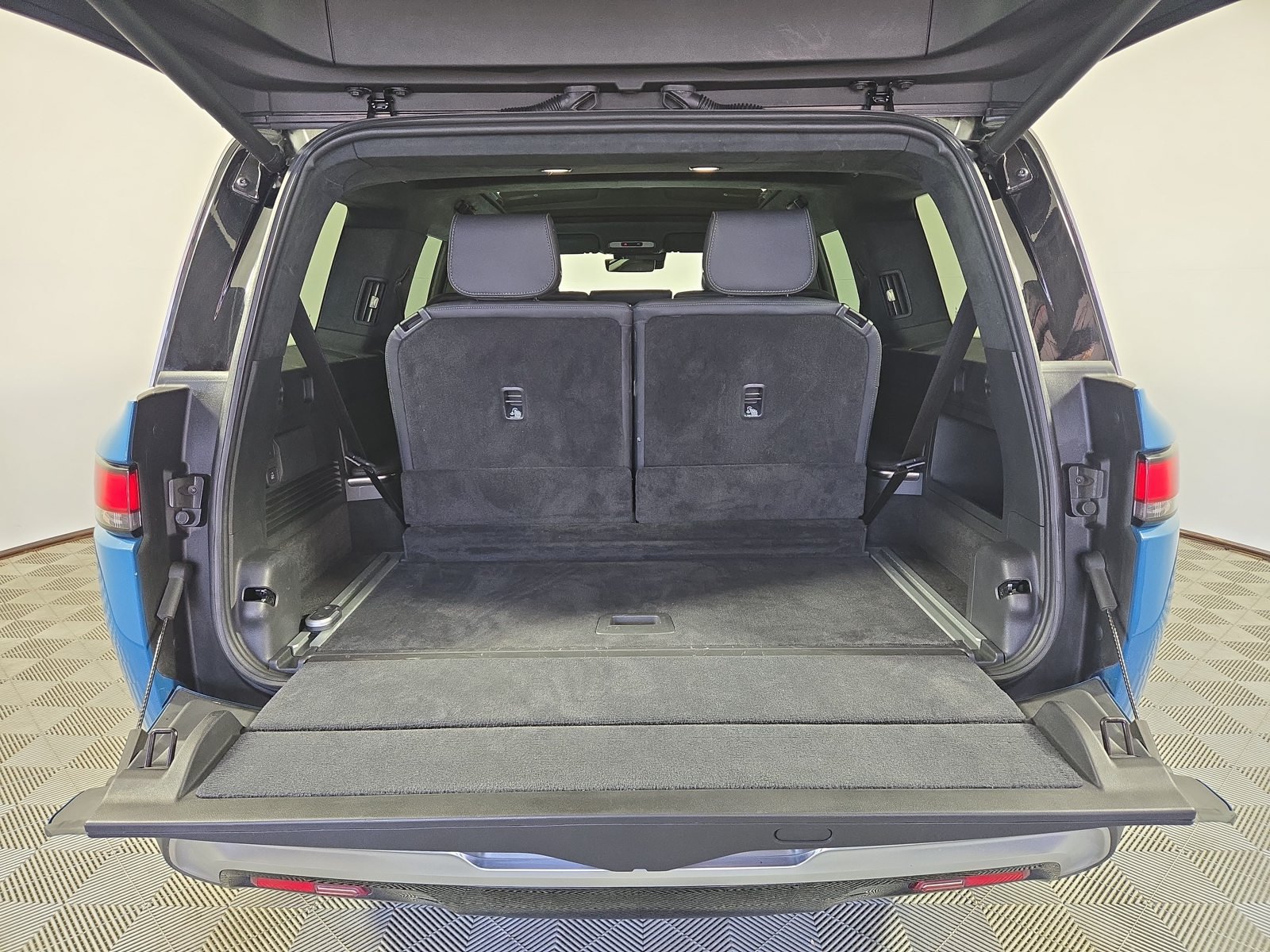 Used 2025 Rivian R1S Adventure Dual AWD/4WD image 15