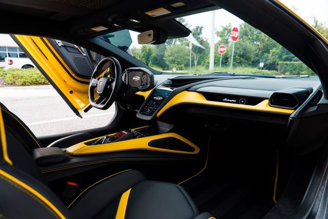 Used 2025 Lamborghini Revuelto AWD/4WD image 31