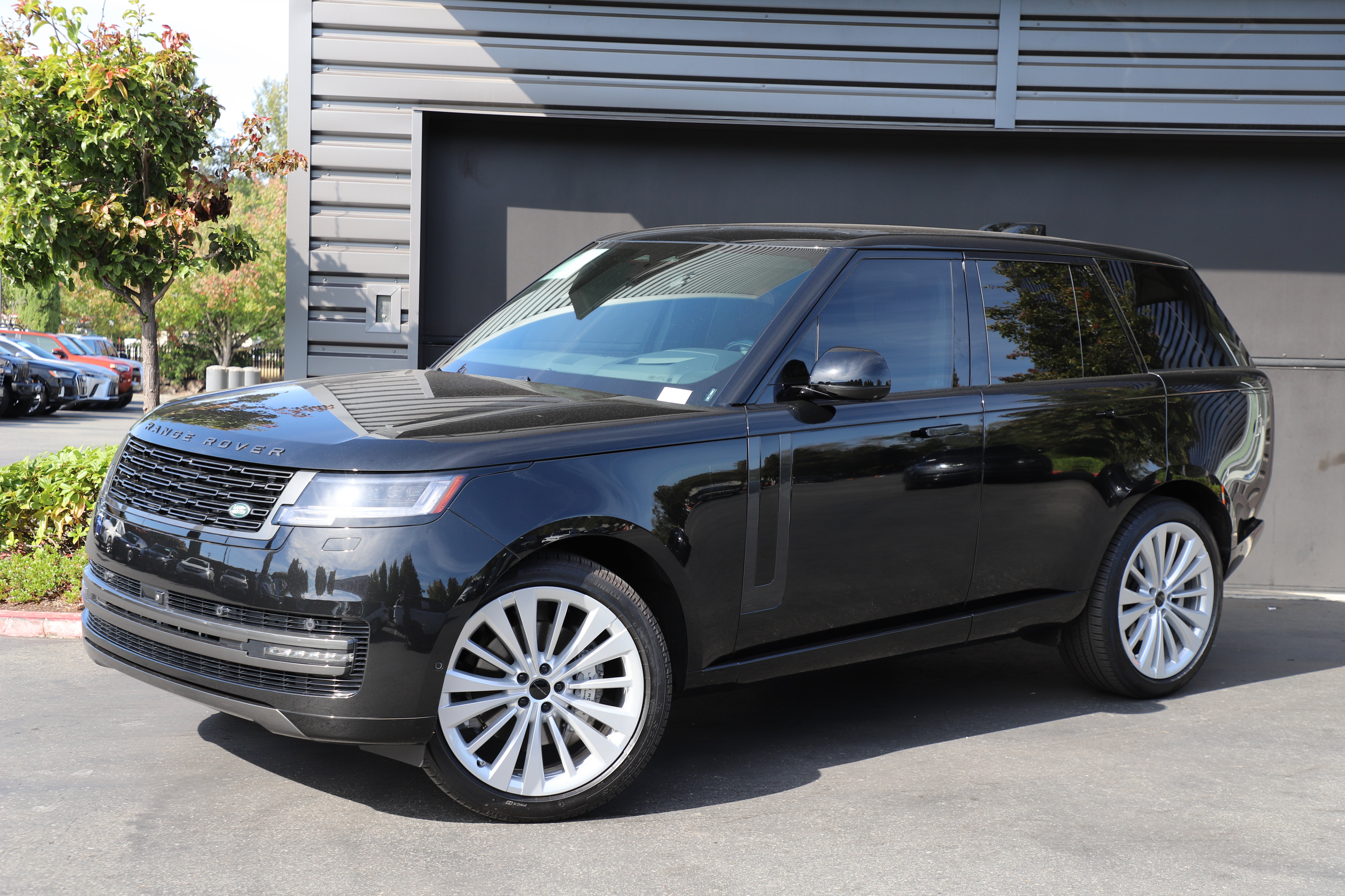 Certified 2025 Land Rover Range Rover SE AWD/4WD image 1
