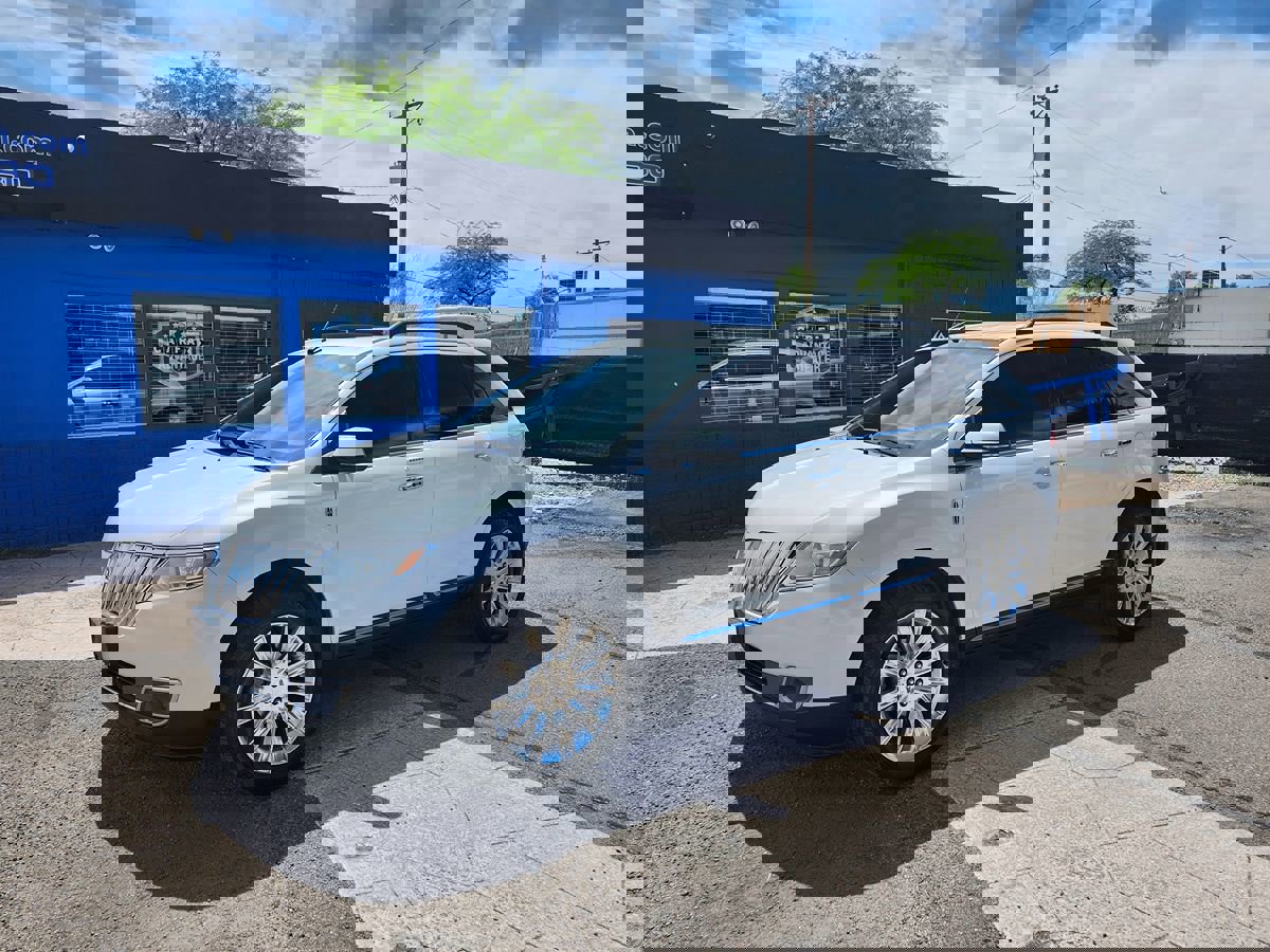 Used 2015 Lincoln MKX FWD w/ Equipment Group 101A image 2