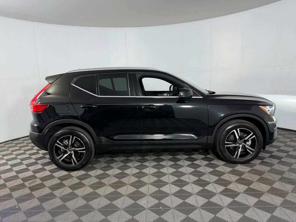 Used 2025 Volvo XC40 B5 Core image 7