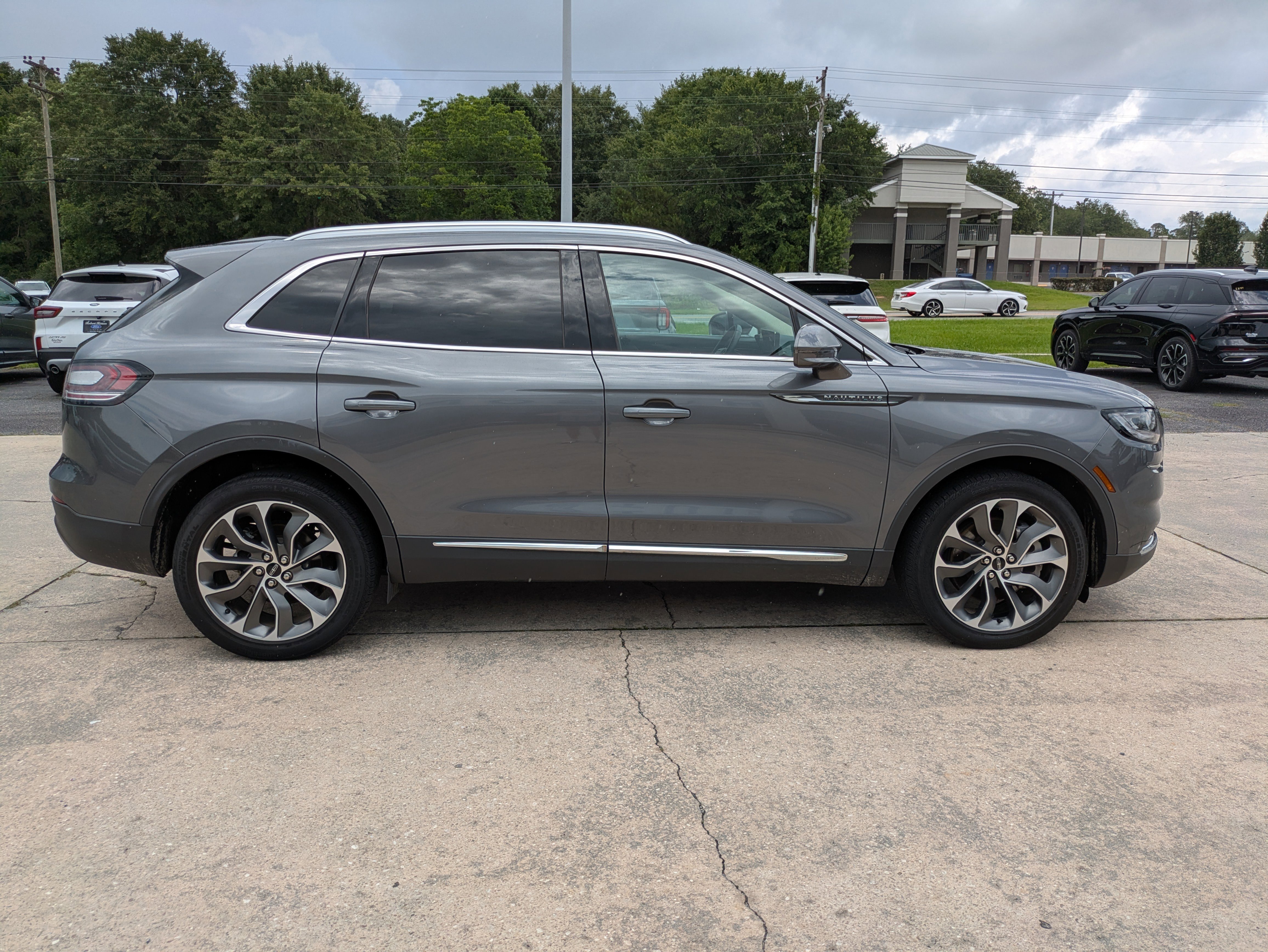 Used 2022 Lincoln Nautilus Reserve w/ Cargo Utility Package image 5