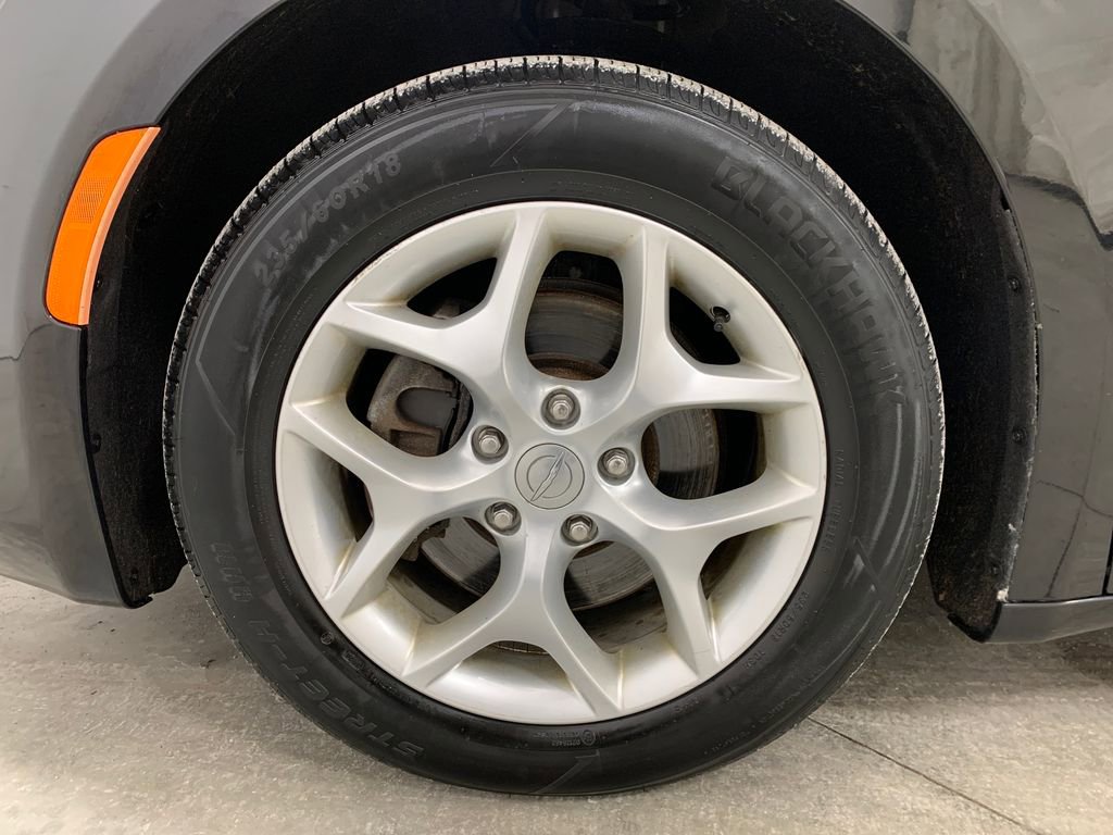 Used 2017 Chrysler Pacifica Touring-L w/ Tire & Wheel Group video 2