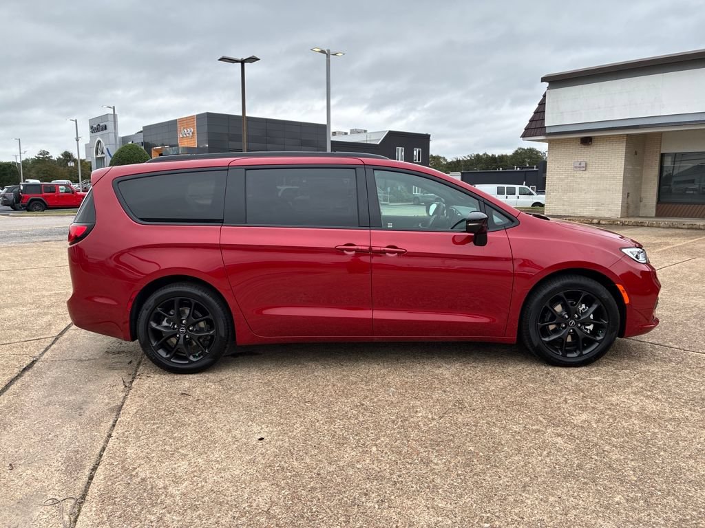 New 2026 Chrysler Pacifica Select w/ S Appearance Package FWD image 7