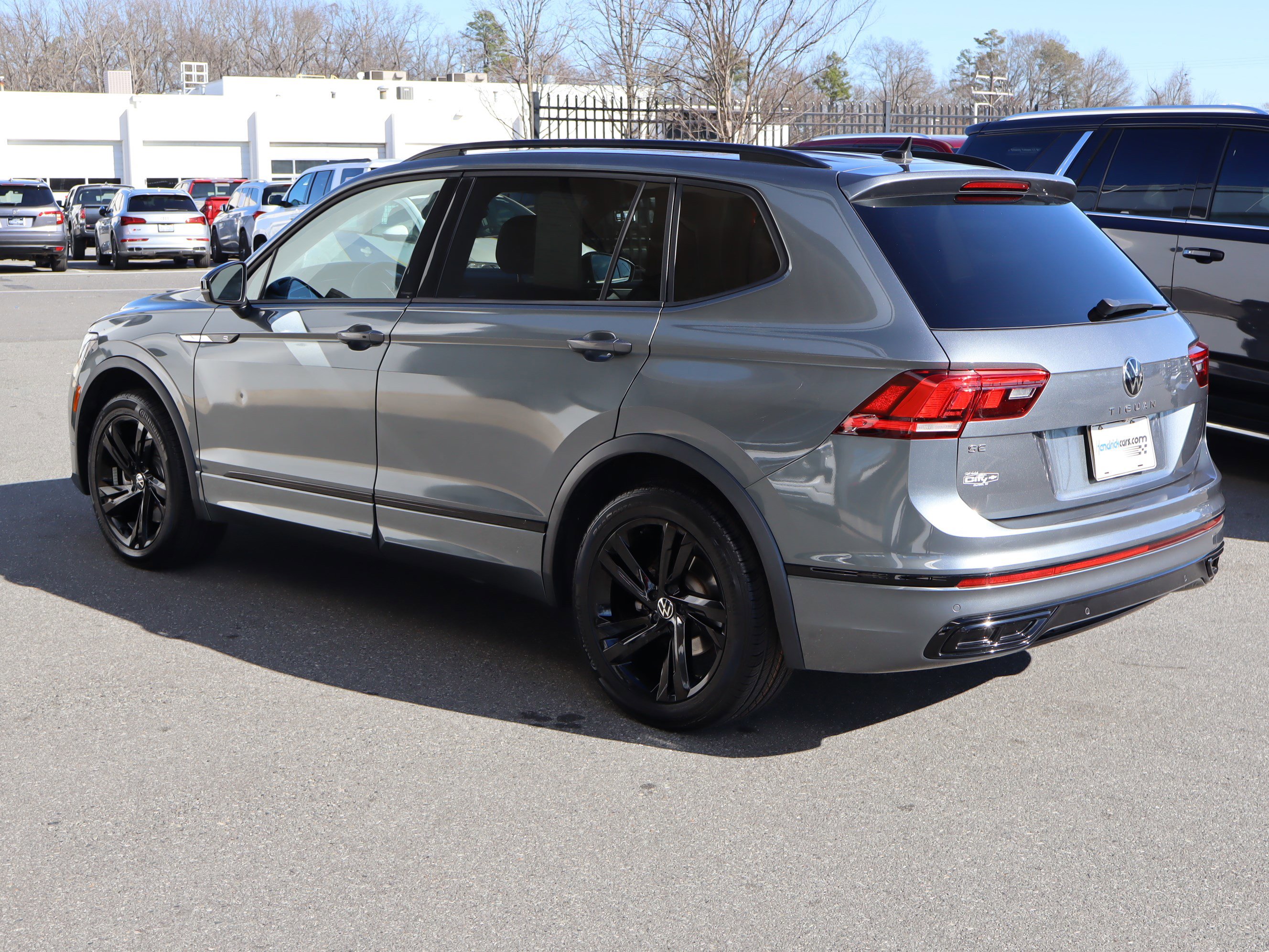 Used 2023 Volkswagen Tiguan SE R-Line image 8
