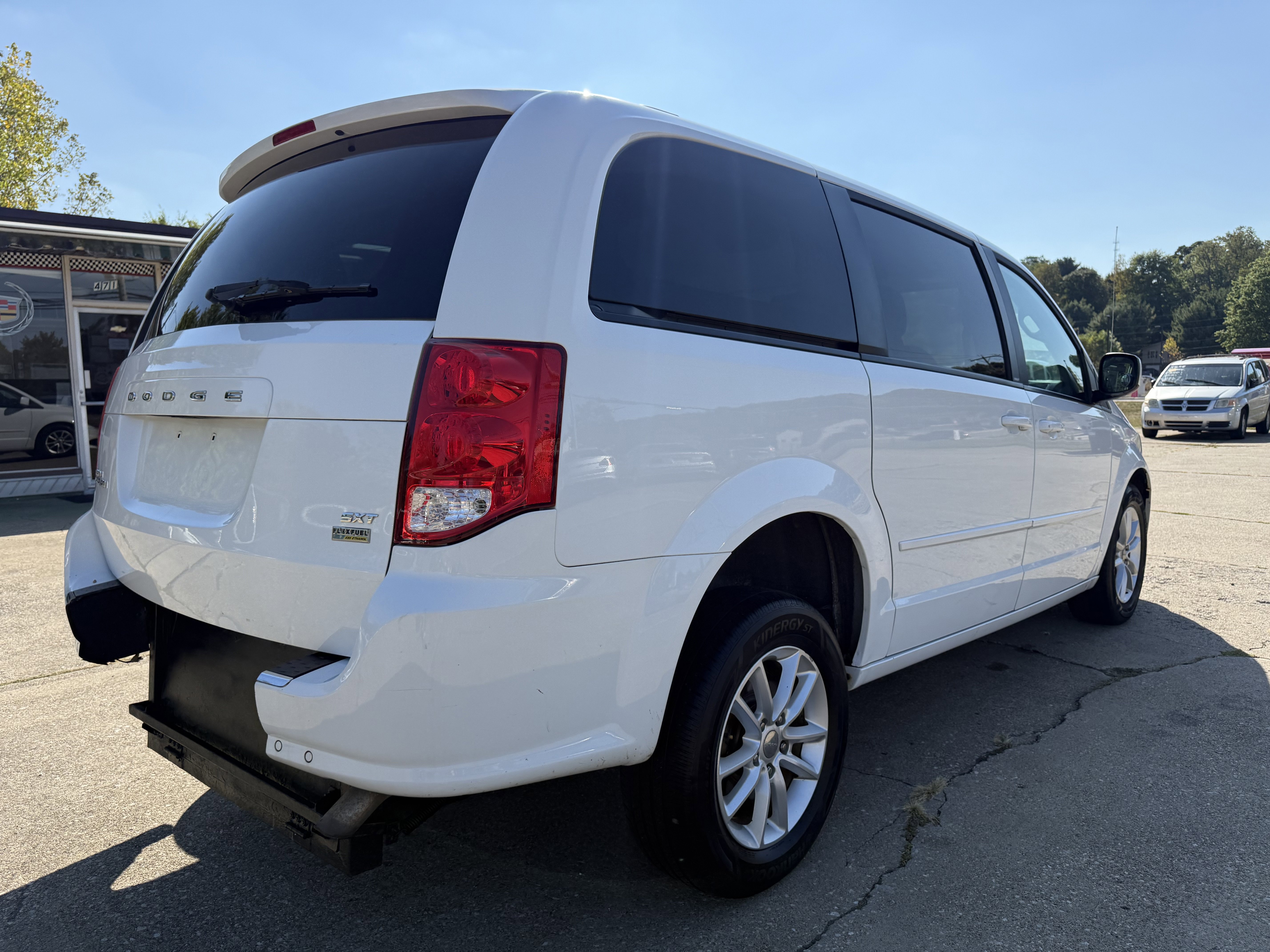 Used 2014 Dodge Grand Caravan SXT w/ Rear Park Assist Package image 5