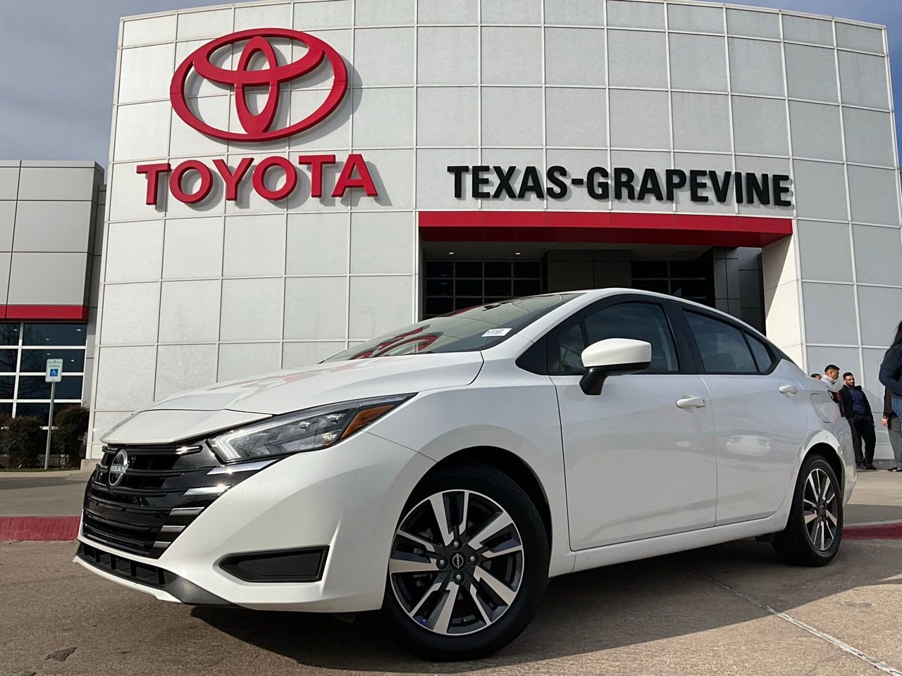 Used 2025 Nissan Versa SV image 2