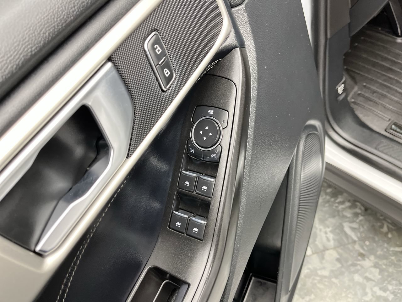 Used 2020 Ford Explorer XLT w/ Equipment Group 202A AWD/4WD image 8