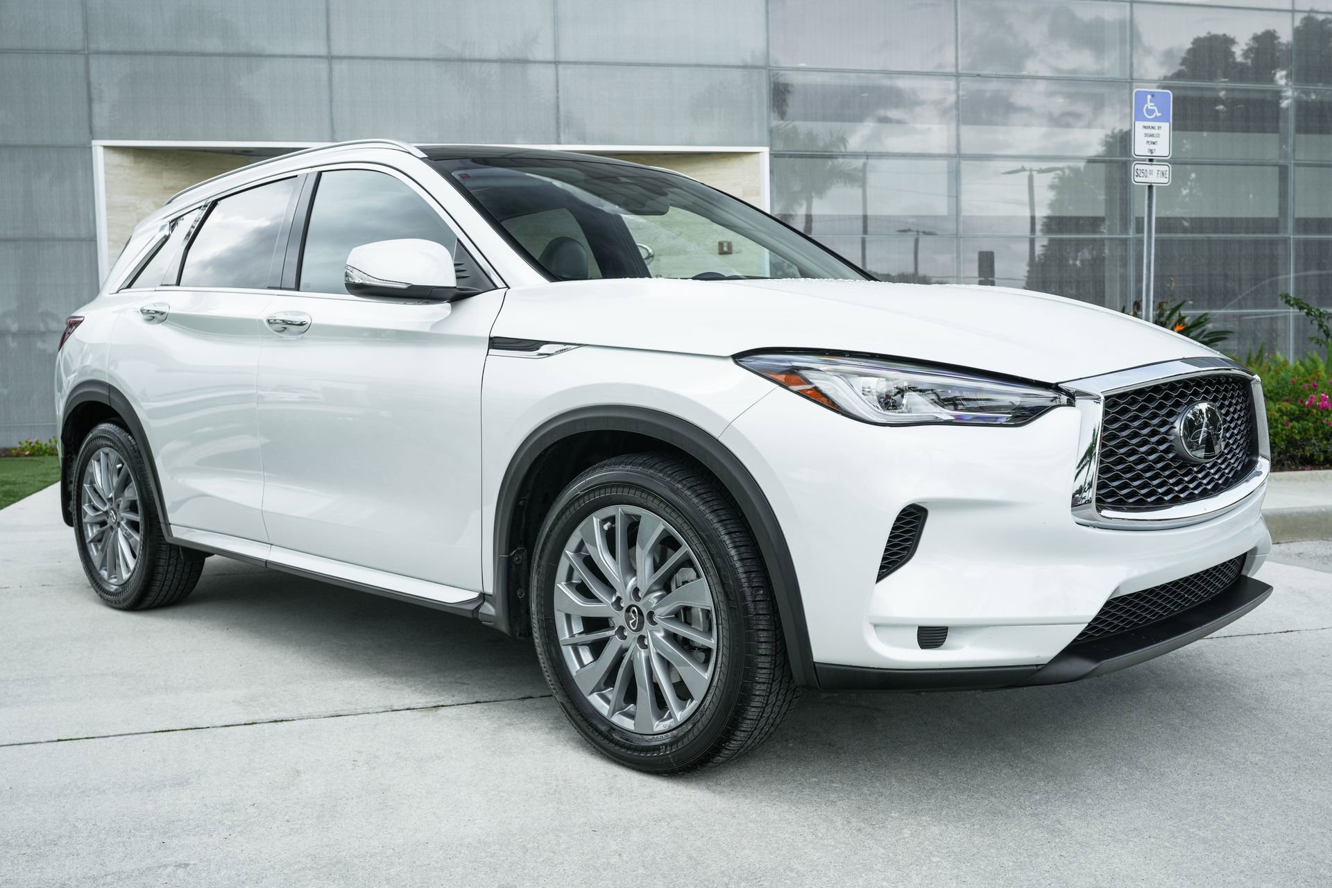 Used 2025 INFINITI QX50 Luxe image 2