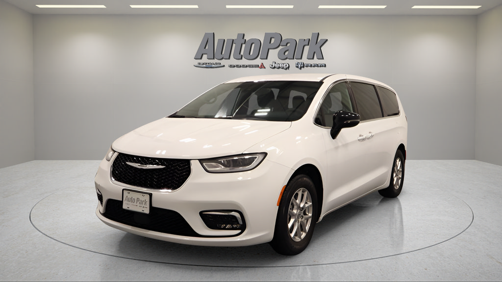 Used 2025 Chrysler Pacifica Select FWD image 6