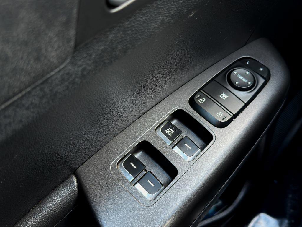 Used 2022 Kia Sportage LX image 11