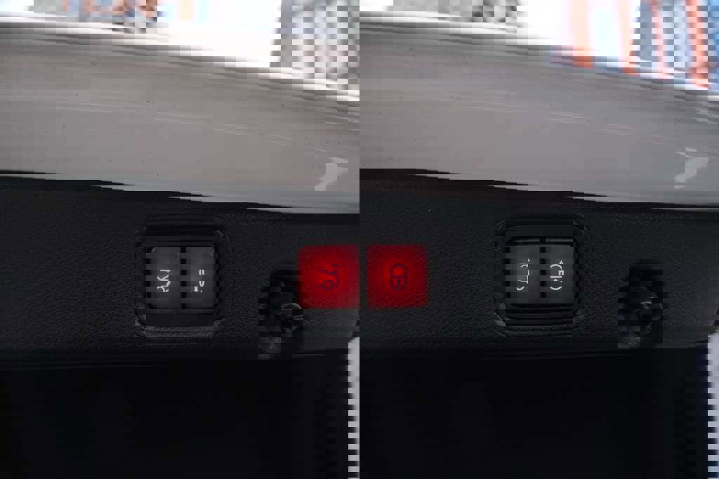 Used 2018 Mercedes-Benz E 300 w/ Premium 3 Package (Q03) image 11