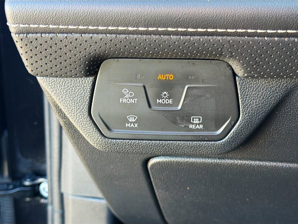 Used 2024 Volkswagen Atlas Cross Sport SE image 32