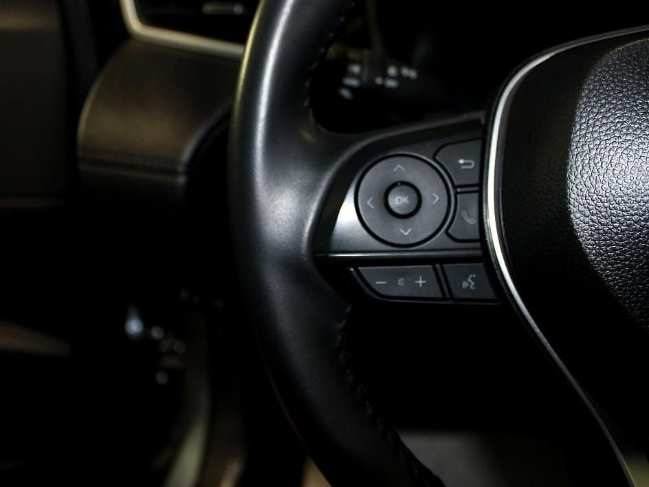 Used 2025 Toyota Corolla Cross XLE image 17