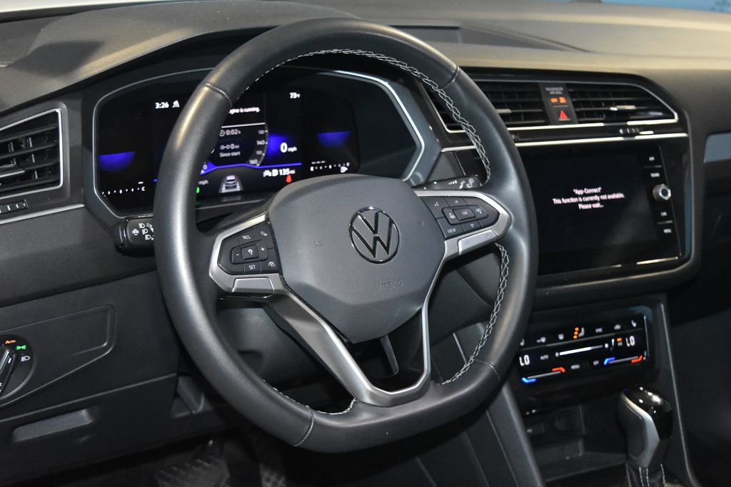 Used 2024 Volkswagen Tiguan SE image 2