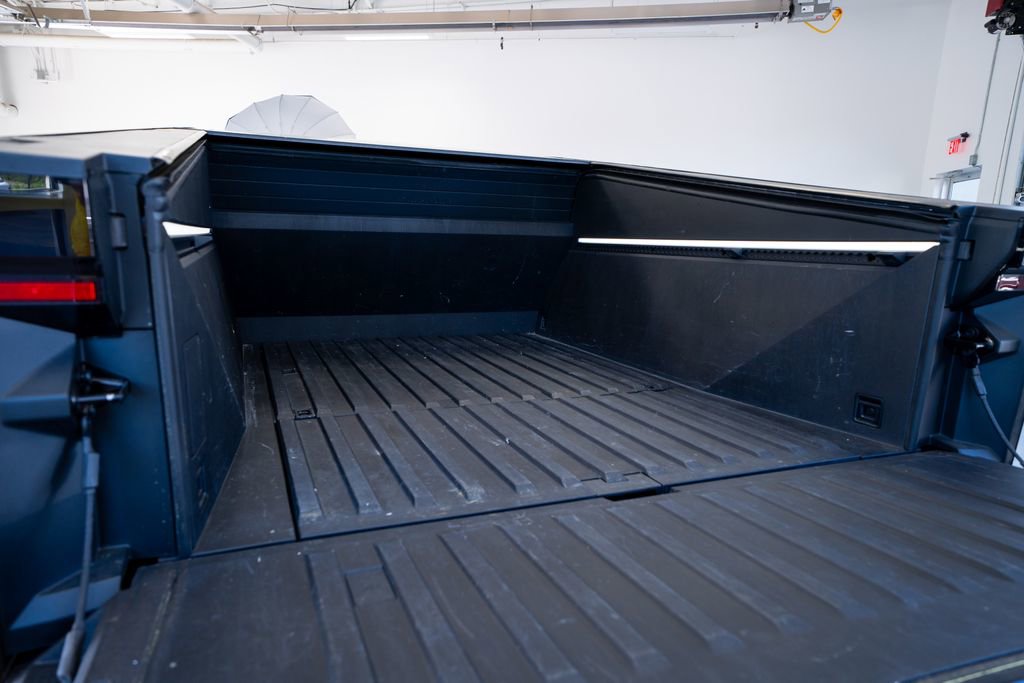 Used 2024 Tesla Cybertruck AWD Crew Cab image 40