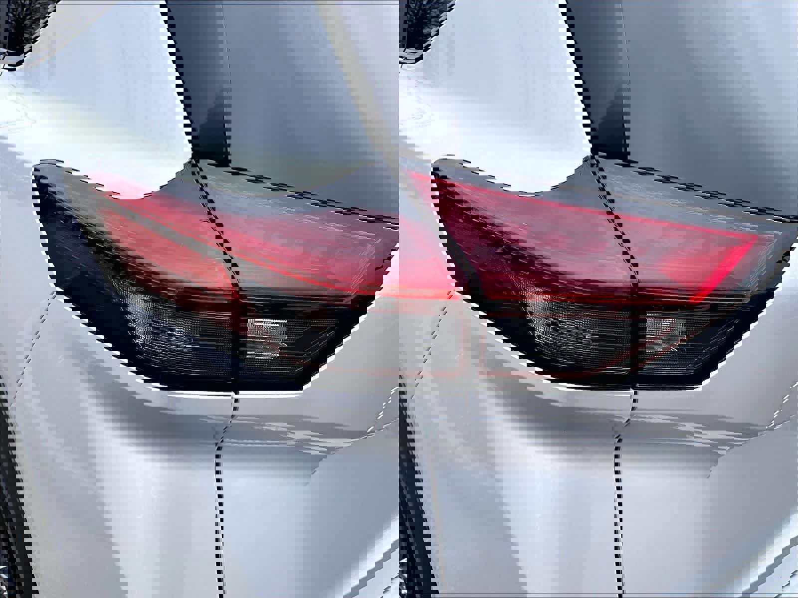 Used 2025 Nissan Rogue S image 32