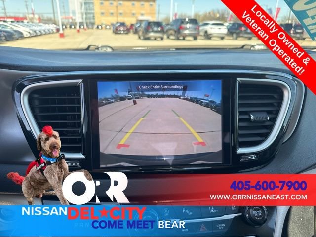 Used 2023 Chrysler Pacifica Touring-L image 25