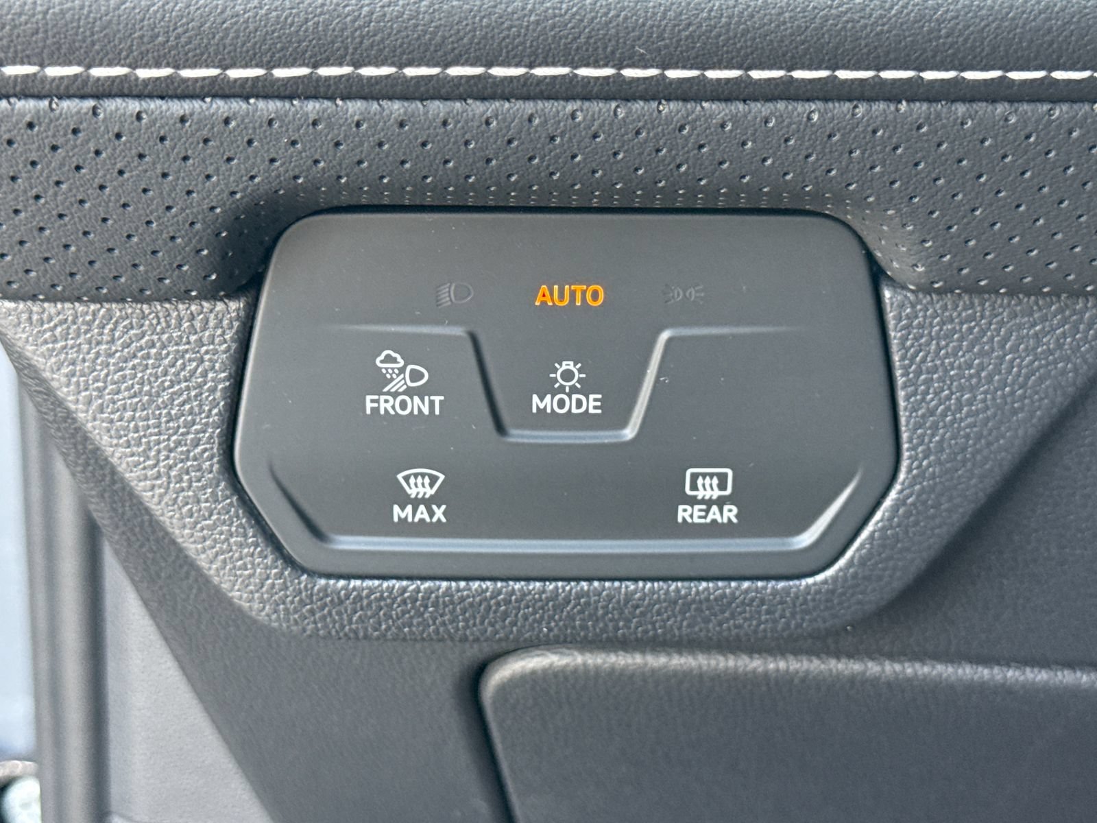 Certified 2025 Volkswagen Atlas Cross Sport SE AWD/4WD image 32
