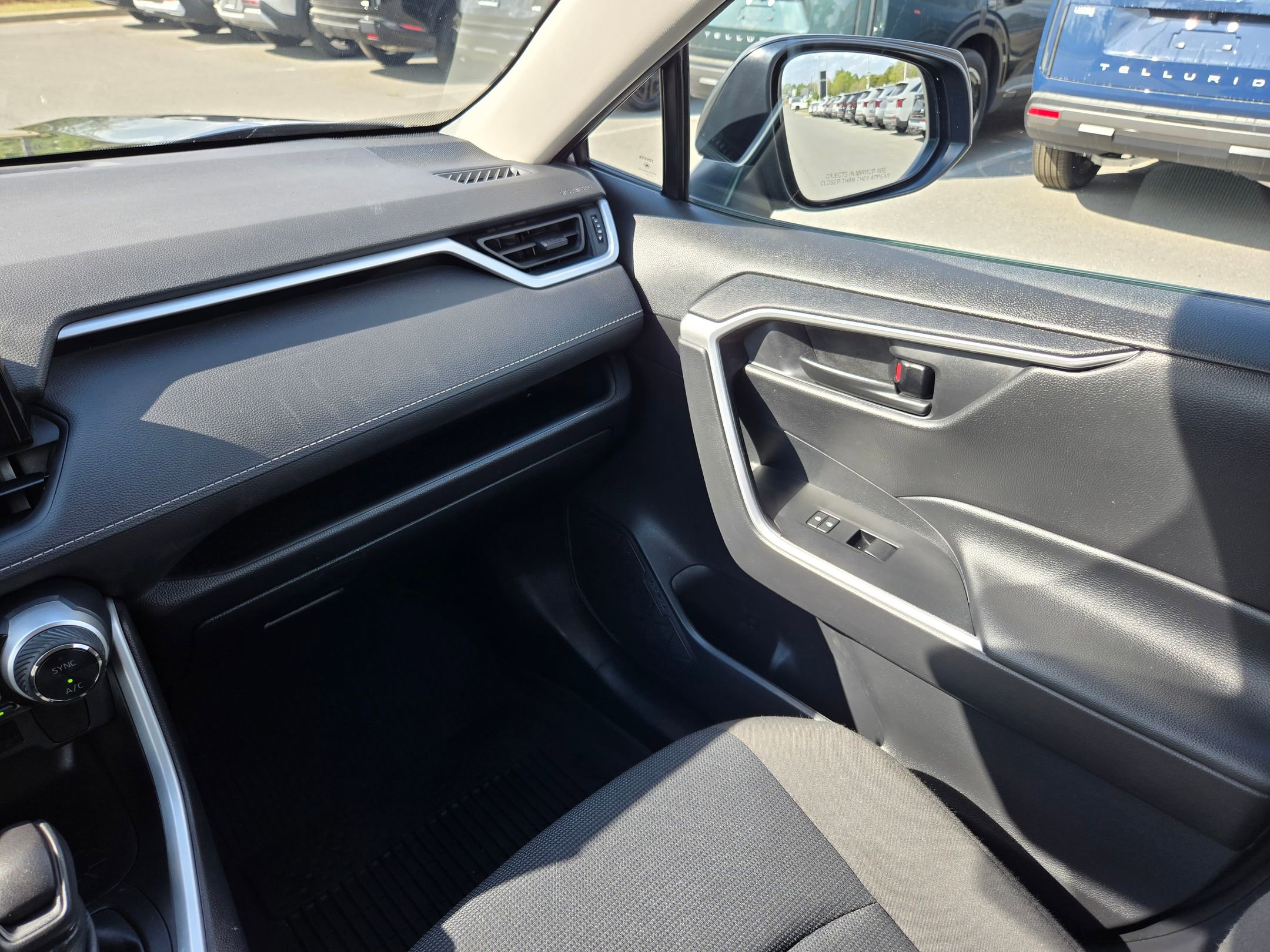 Used 2021 Toyota RAV4 LE image 11