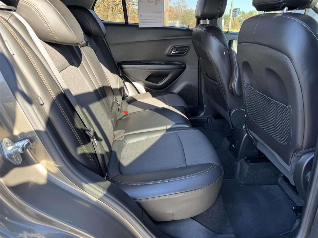 Used 2021 Chevrolet Trax LT w/ LT Convenience Package image 14