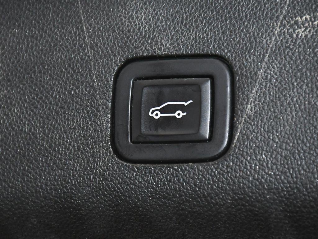 Used 2023 GMC Yukon XL SLT w/ SLT Premium Package image 60