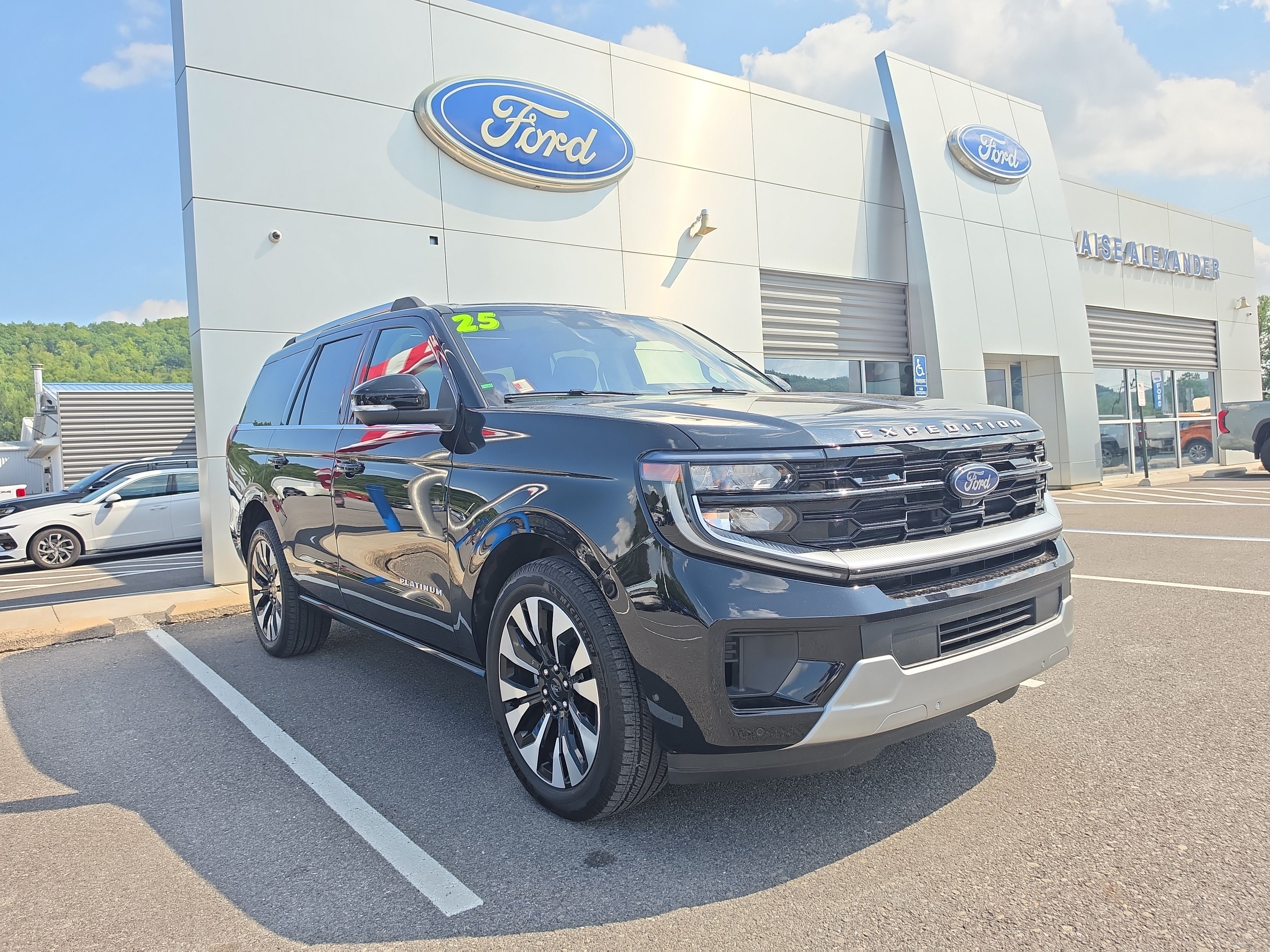 Used 2025 Ford Expedition Platinum w/ Driver's Package AWD/4WD image 1