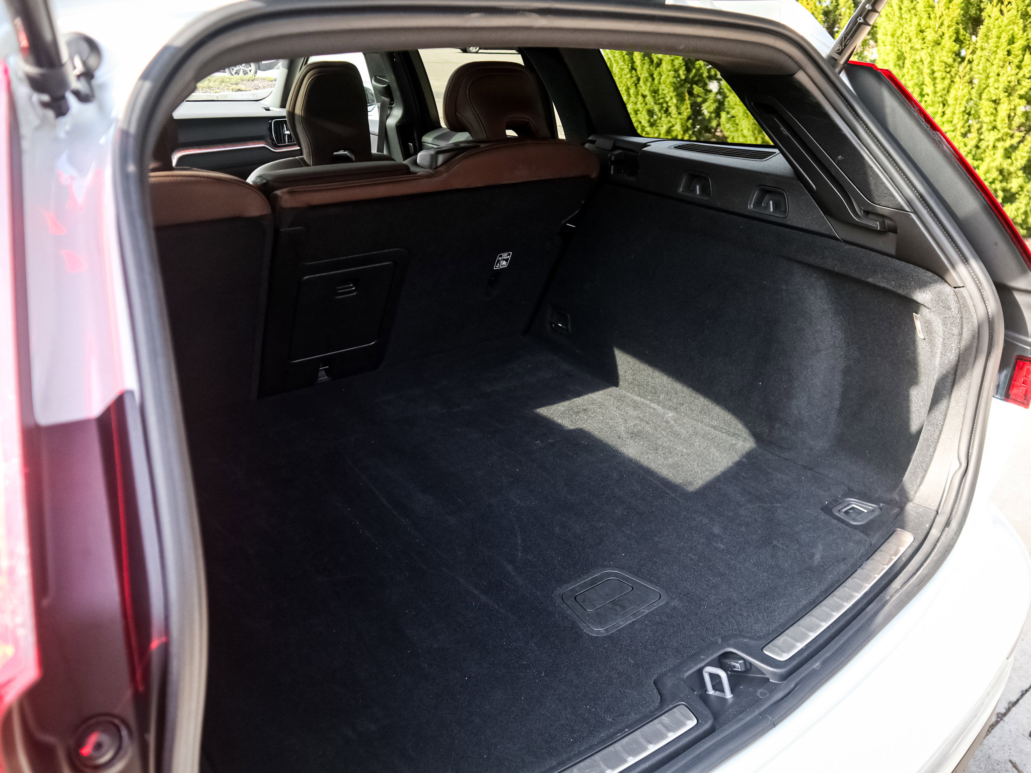 Used 2025 Volvo V60 B5 Cross Country Plus image 32