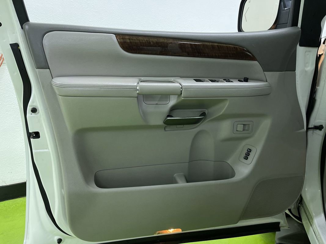 Used 2010 Nissan Armada Platinum w/ Captain Seat Pkg image 17