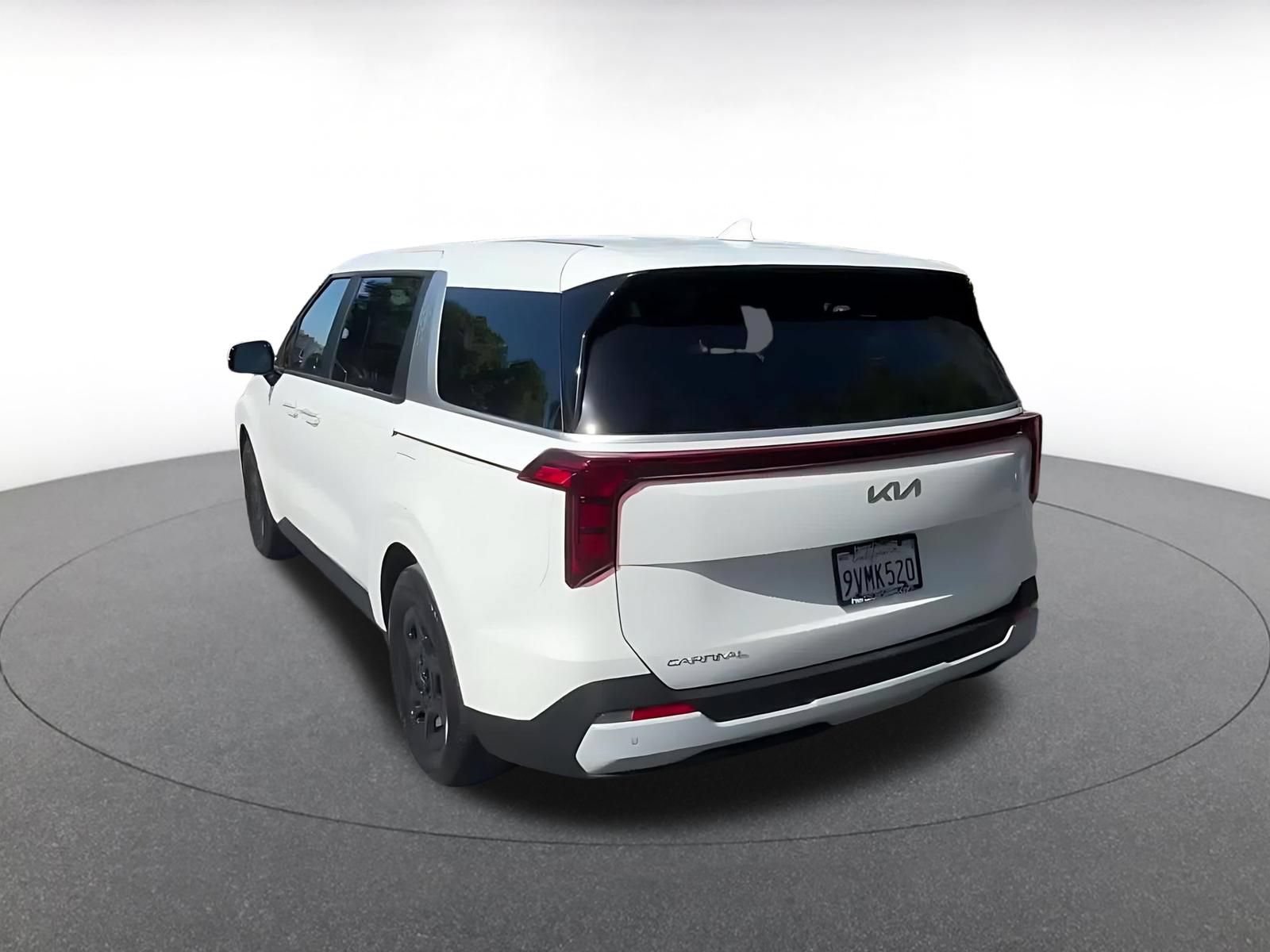 Used 2026 Kia Carnival FWD image 9