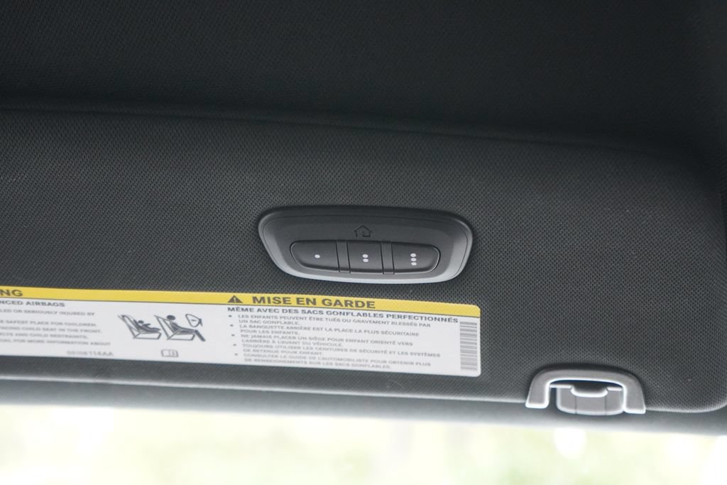 Used 2025 Chrysler Pacifica Select FWD image 25