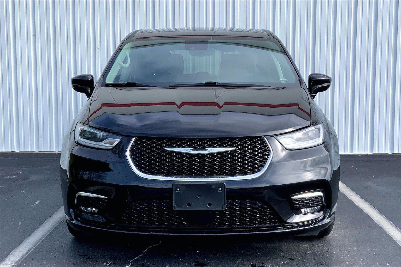 Used 2024 Chrysler Pacifica Touring-L FWD image 3