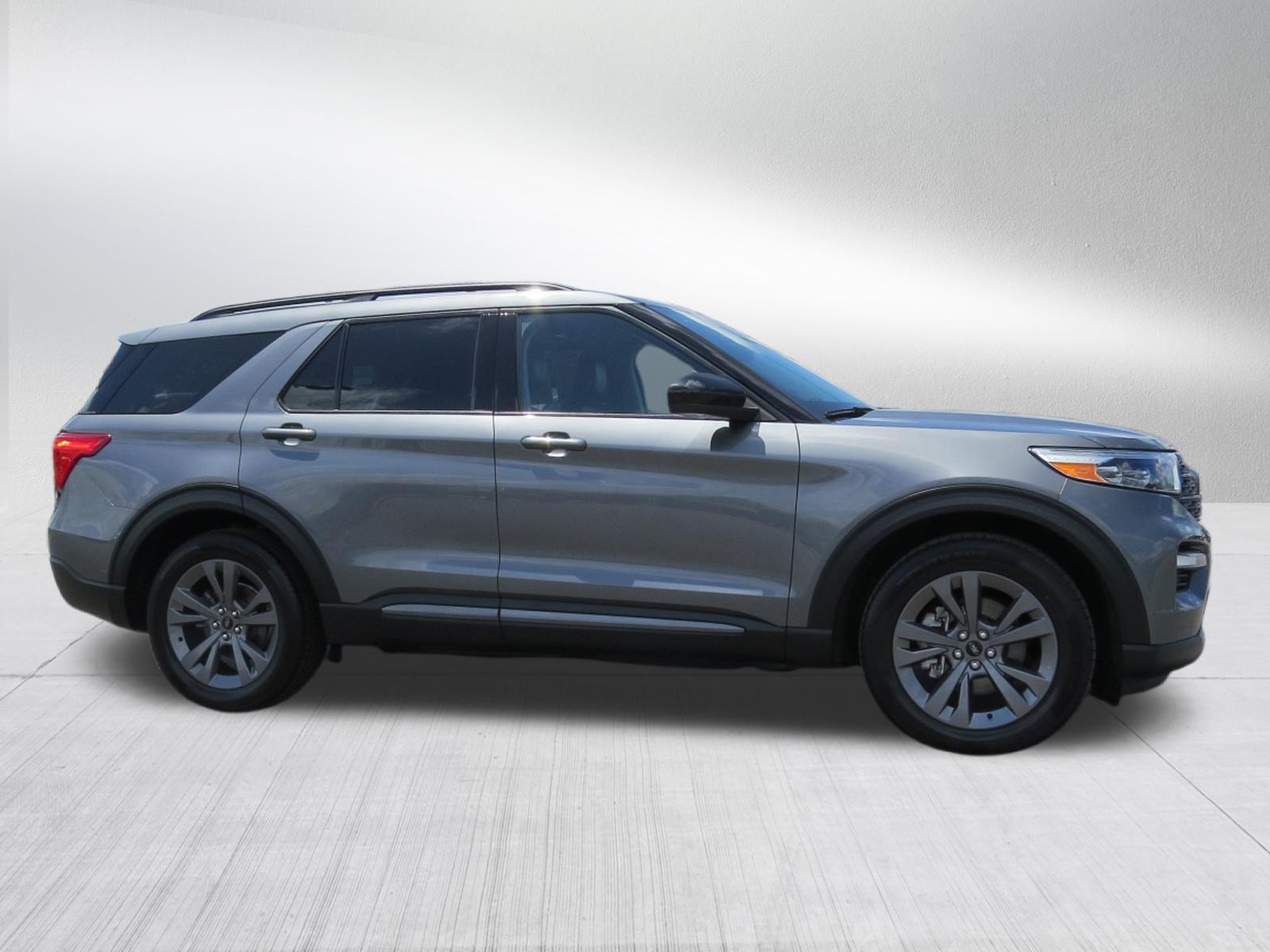 Used 2024 Ford Explorer XLT w/ Equipment Group 202A RWD image 2