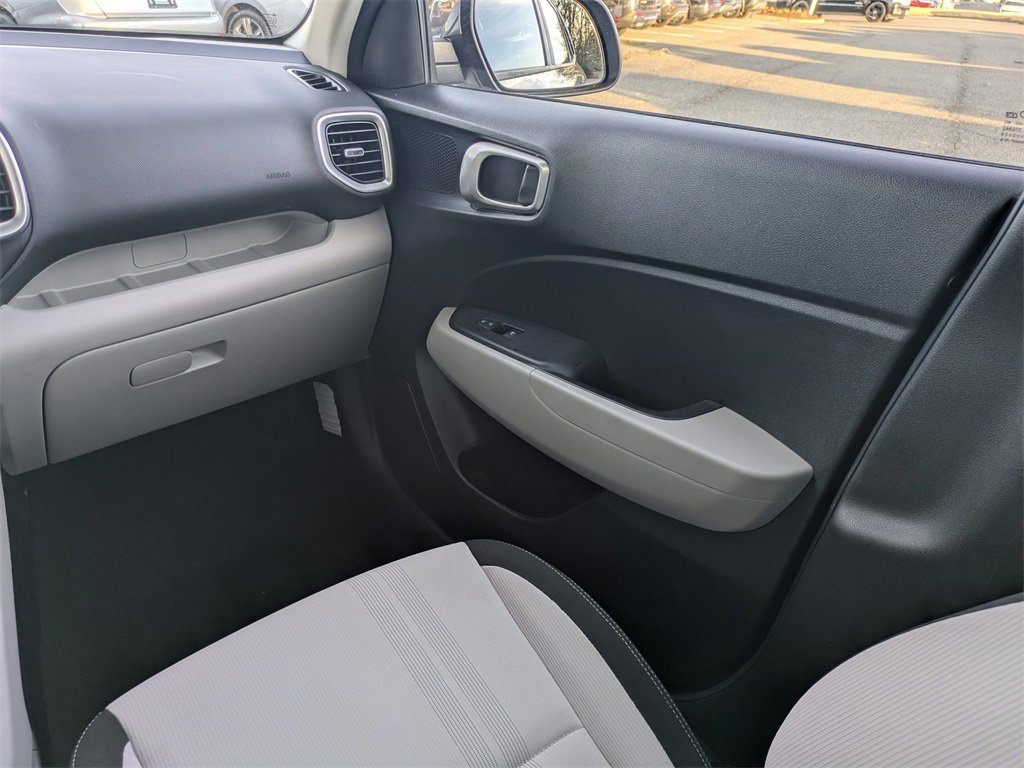 Used 2022 Hyundai Venue SEL image 17