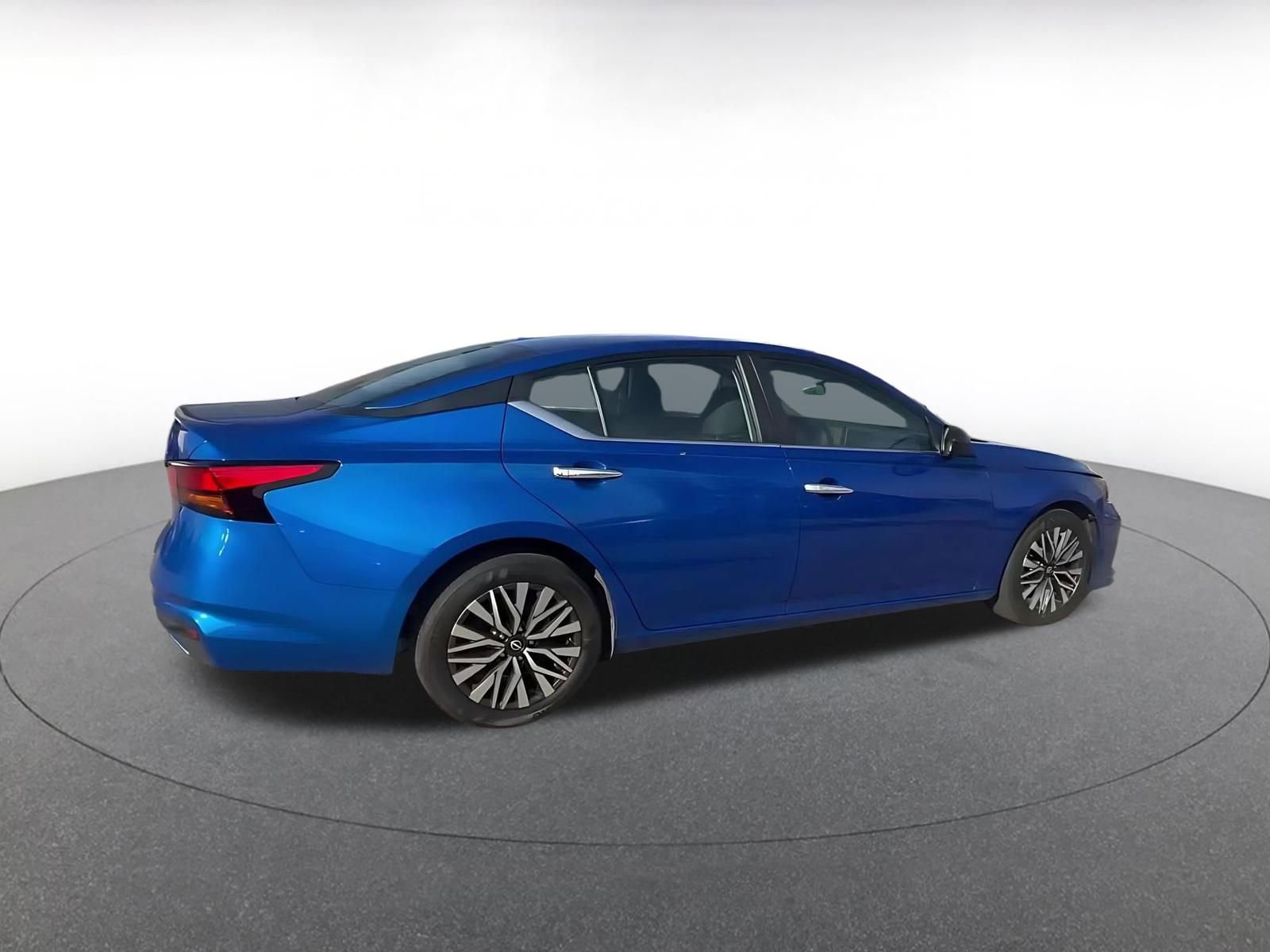 Used 2025 Nissan Altima 2.5 SV FWD image 12