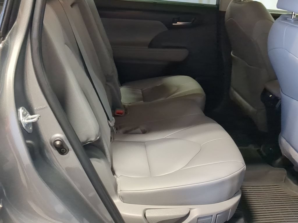 Used 2025 Toyota Highlander XLE AWD/4WD image 24