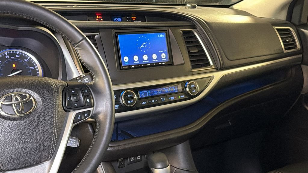 Used 2018 Toyota Highlander SE image 19