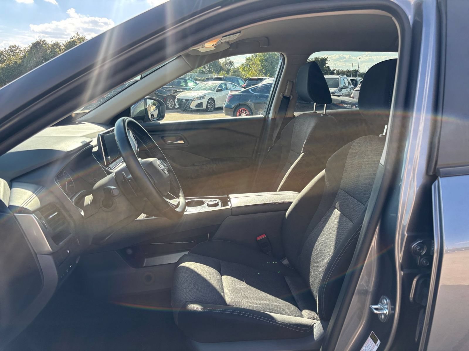 Used 2025 Nissan Rogue SV AWD/4WD image 26