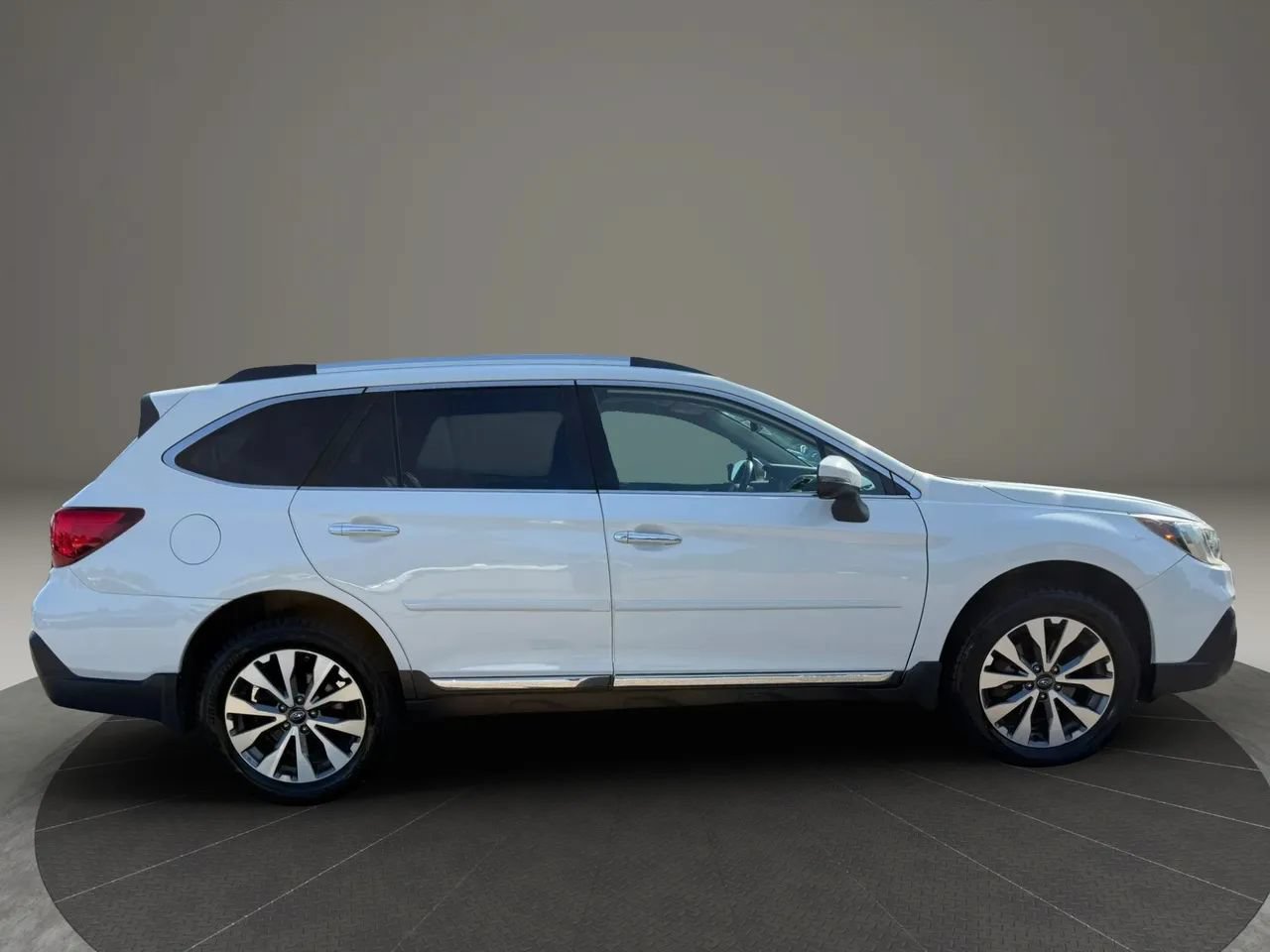 Used 2018 Subaru Outback 3.6R Touring AWD/4WD image 3