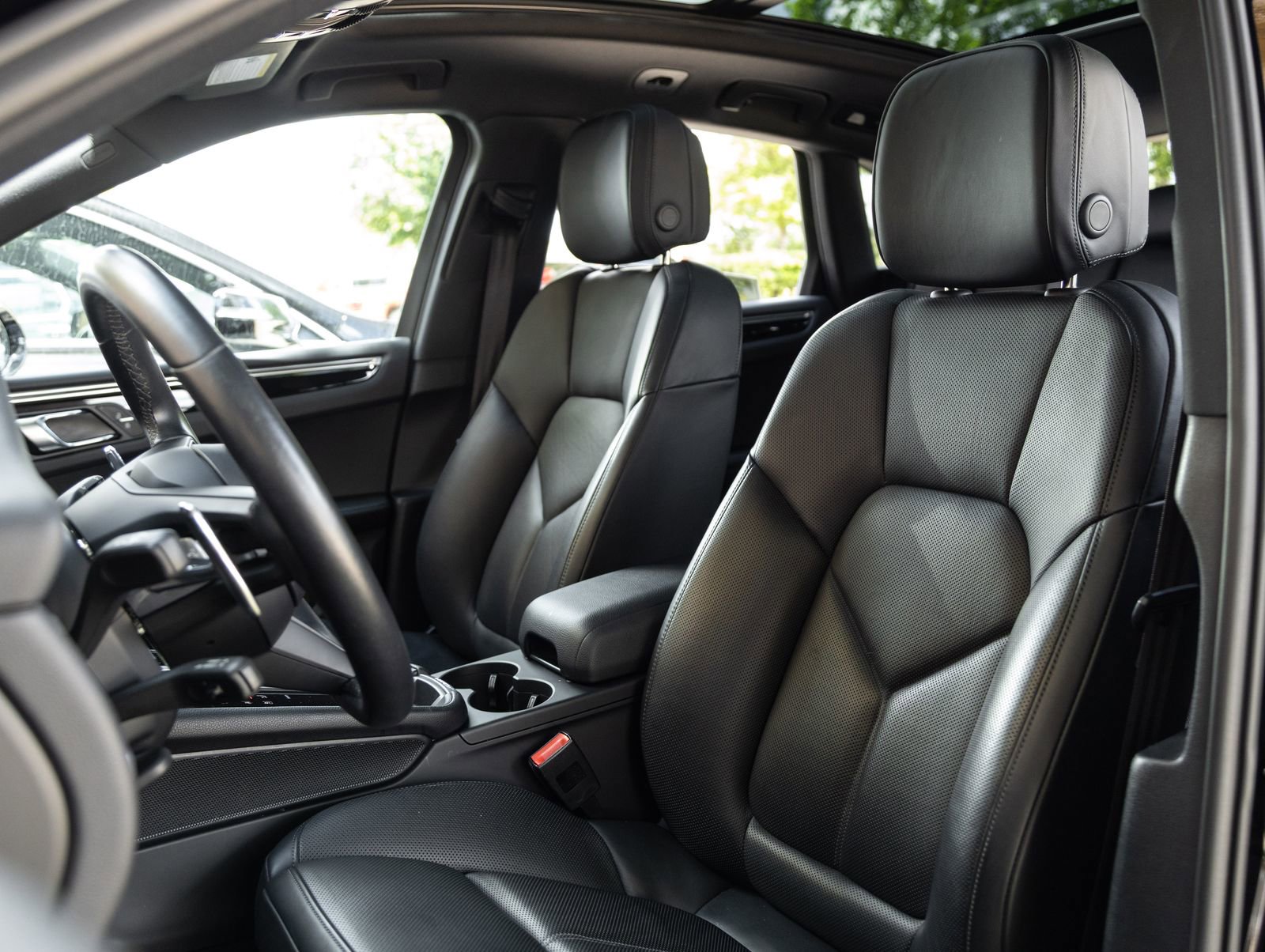 Certified 2023 Porsche Macan AWD/4WD image 5