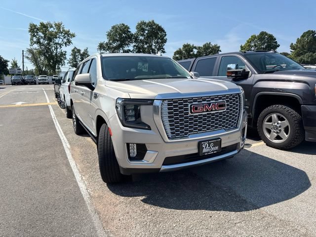 Used 2021 GMC Yukon XL Denali w/ Denali Premium Package AWD/4WD image 5