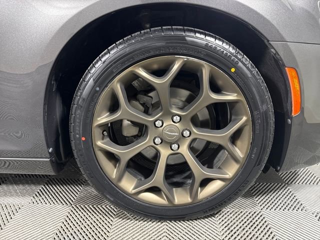 Used 2018 Chrysler 300 S w/ 300S Alloy Package image 11
