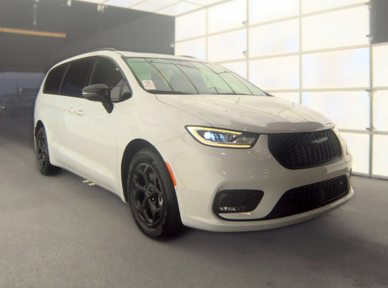 Used 2024 Chrysler Pacifica Premium FWD image 5