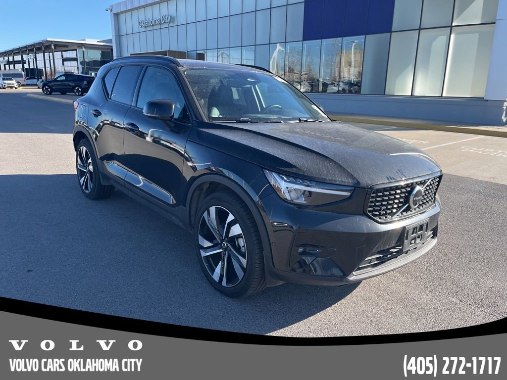 Certified 2025 Volvo XC40 B5 Plus image 3