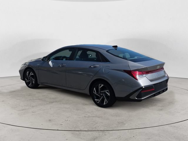 Used 2025 Hyundai Elantra SEL FWD image 3