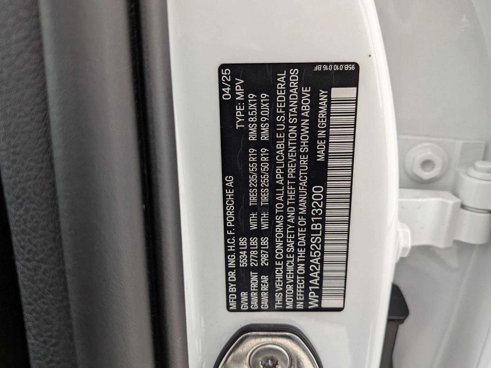Certified 2025 Porsche Macan Turbo AWD/4WD image 28