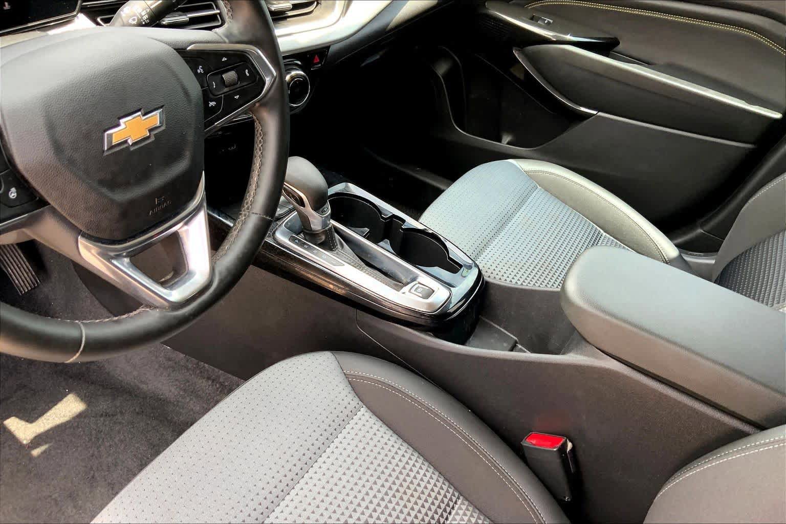 Used 2024 Chevrolet Trax LT w/ Sunroof Package FWD image 17