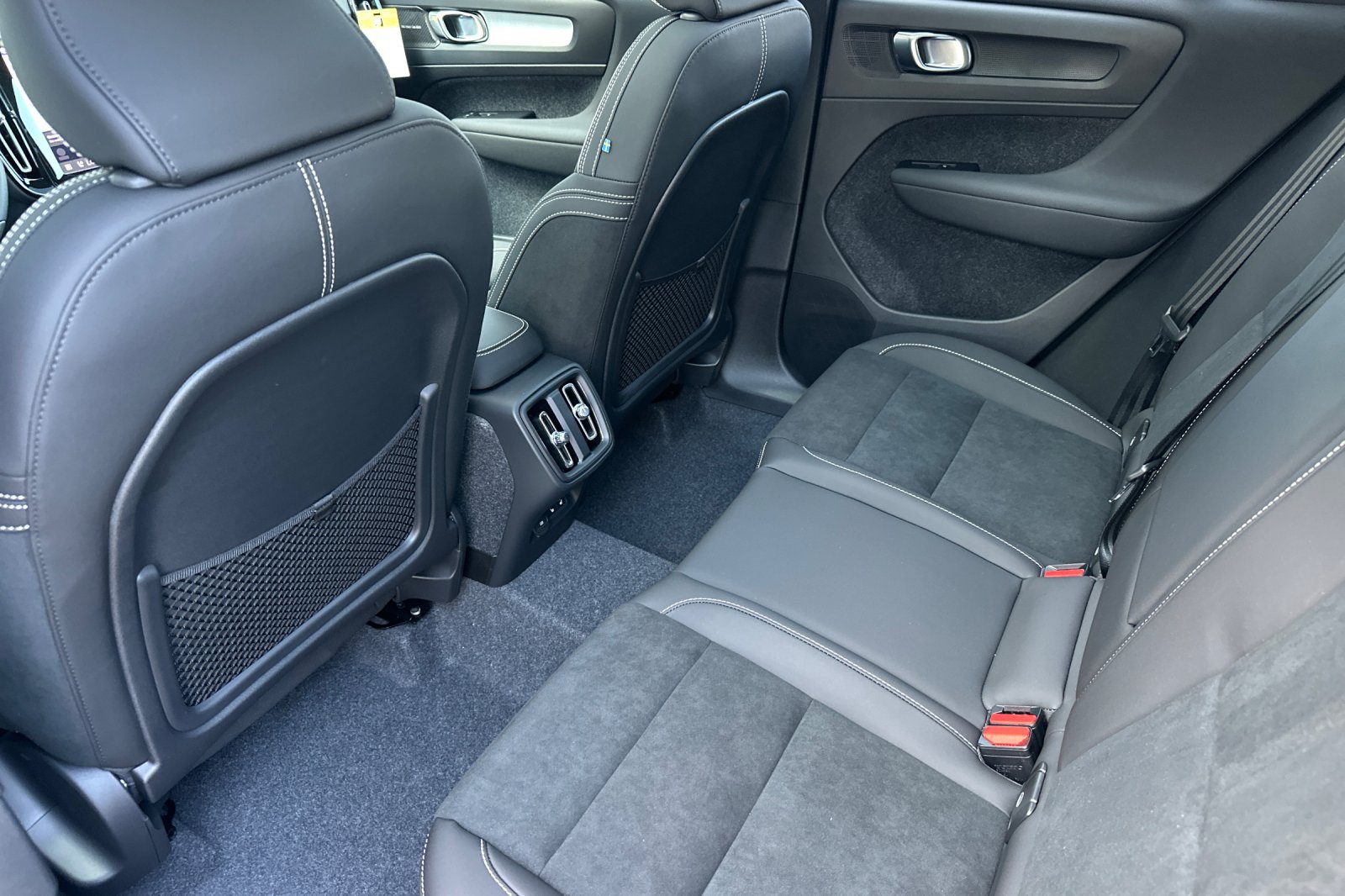 New 2026 Volvo XC40 B5 Ultra w/ Climate Package AWD/4WD image 9