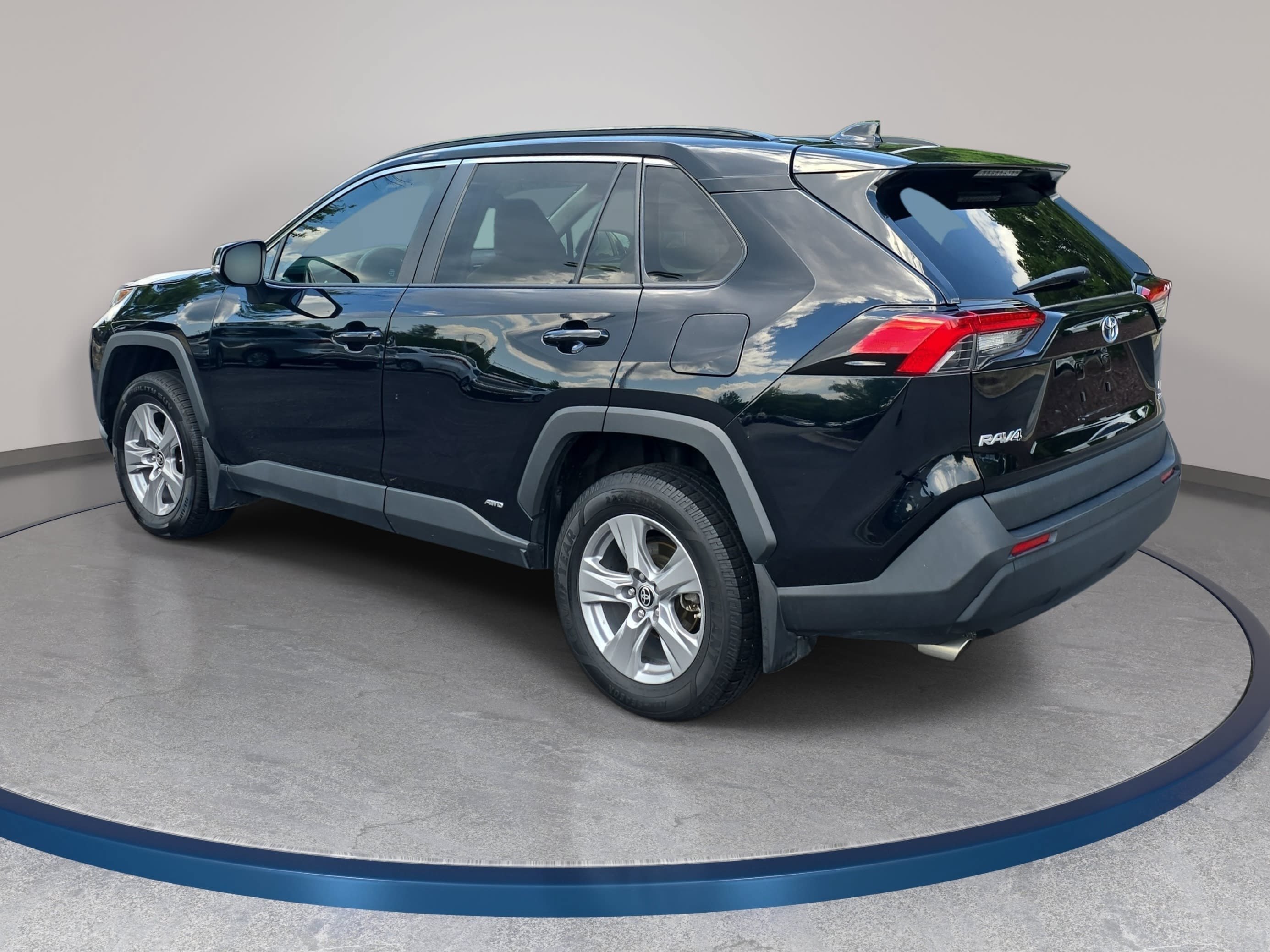 Used 2024 Toyota RAV4 LE AWD/4WD image 6